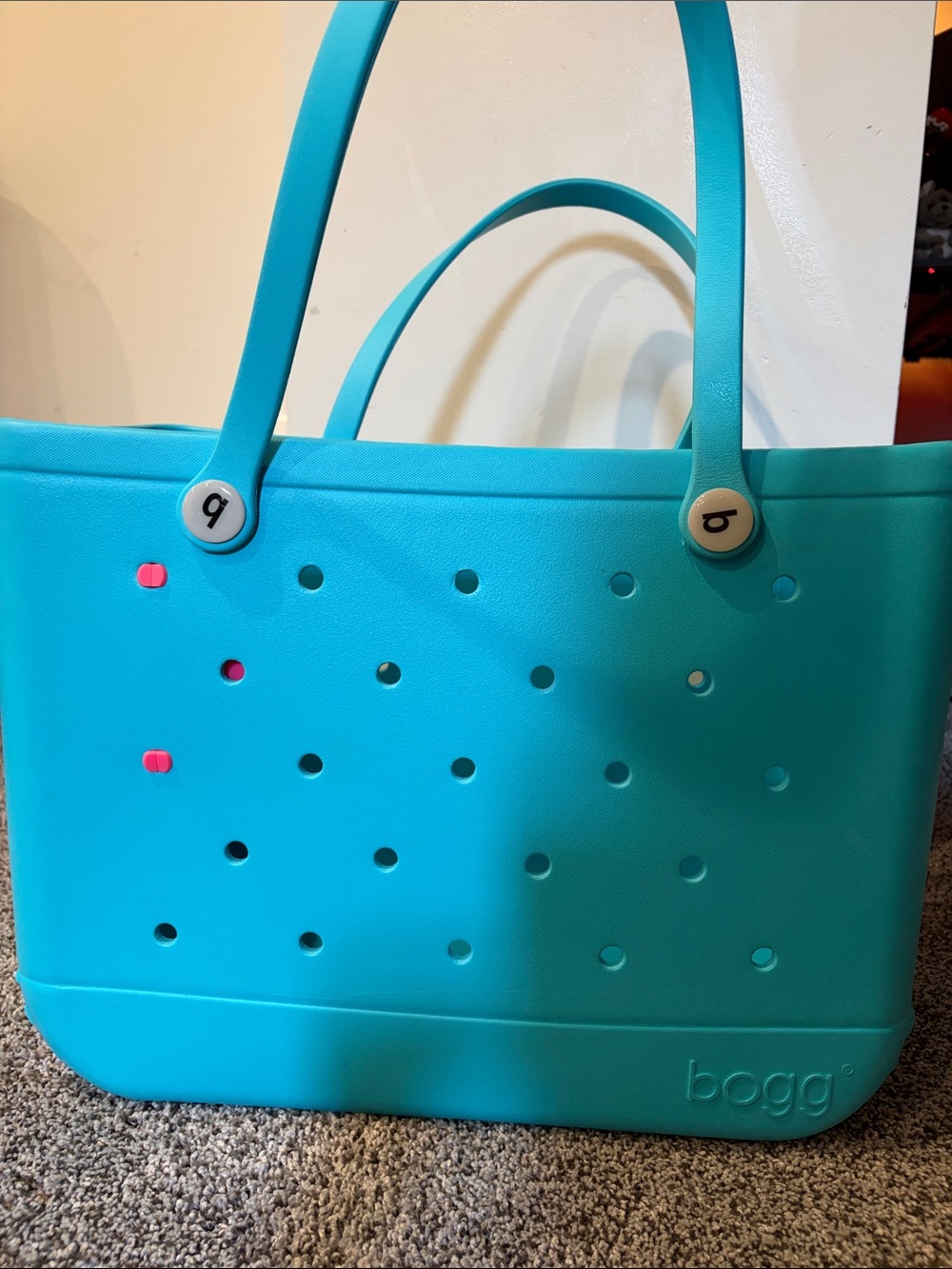 Bogg Bag Beach Tote in Breakfast at Tiffany's - Picture 9 of 10